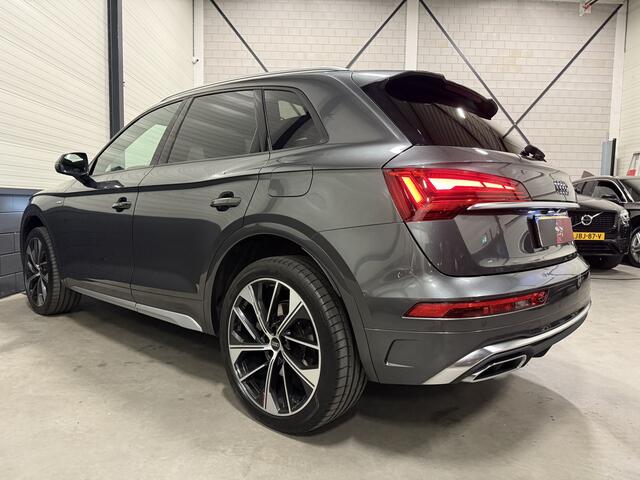 Audi Q5 50 TFSI e S-Line PANO/TREKHAAK/MASSAGE/ACC/KEYLESS/21"/CAMERA/CARPLAY/DONKERE HEMEL/STANDKACHEL/EL.A.KLEP/PRIVACY/DAYTONAGRAU/VOLLEDIG AUDI DEALER HISTORIE, NET OH BEURT GEHAD