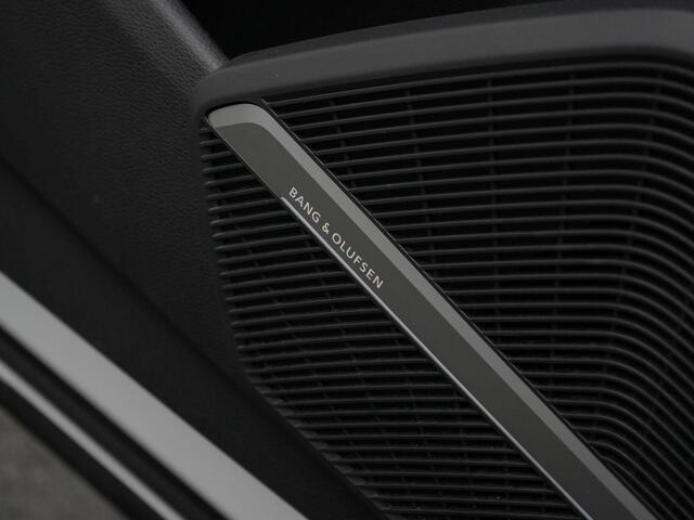 Audi Q5 55 TFSI e 367 pk S-tronic quattro Competition / S-Line | Panoramadak | Trekhaak | Luchtvering | Bang & Olufsen | Matrix LED | Leder/alcantara