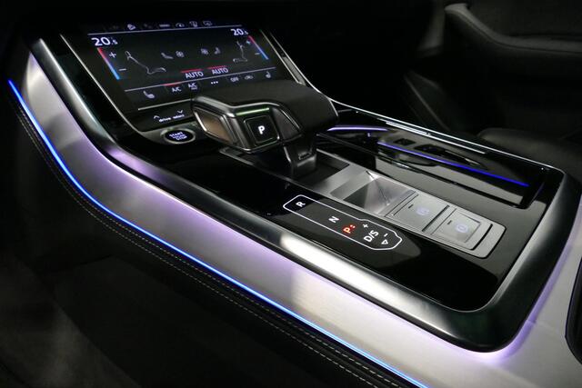 Audi Q8 55 TFSI e quattro Pro Line S / RSQ8 Diffuser / RSQ8 Grill / Maxton Design Bodykit V.2 / Panoramadak / RS Sportstoelen / Elektr. verstelbare voorstoelen + memory / Sport Luchtvering / Matrix LED / Ambienteverlichting plus / Apple Carplay - Android Auto / B