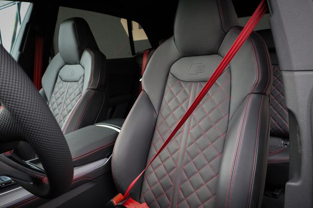 Audi Q8 60 TFSI e quattro Pro Line S Competition 490 PK| ACHTERAS BESTURING | RS-ZETELS MET STOELVERWARMING & VERKOELING | MASSAGE | ADAPTIVE | TREKHAAK | SFEERVERLICHTING | RED STITCHING |