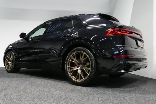 Audi Q8 60 TFSI e quattro Competition / S-Line / HD Matrix LED / Servosluiting / RS-Sportstoelen / Elektr. verstelbare voorstoelen / Head-Up Display / Stuur- & stoelverwarming / 360 graden camera / Bang & Olufsen Sound / Achterbank verwarming / 22'' LMV / Trekhaa