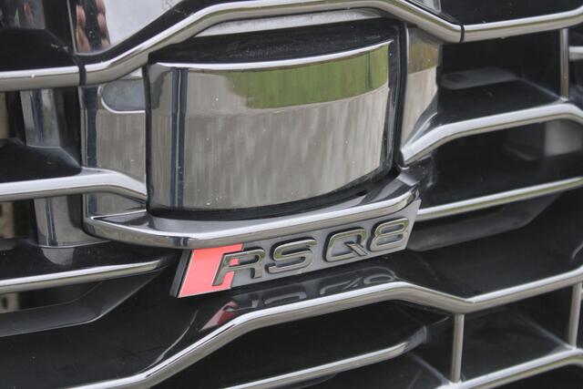 Audi Q8 4.0 TFSI RSQ8 quattro | Carbon in/exterieur | Keramische remmen | Bang & Olufsen | Stoelverwarming voor + achter | Stoelventilatie | Alcantara stuurwiel/hemel | 360° camera | Trekhaak |