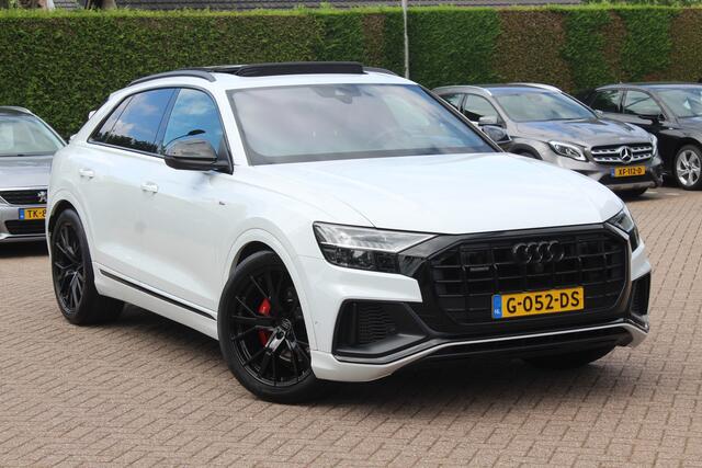 Audi Q8 55 TFSI quattro Pro Line Plus / Trekhaak / Panoramadak / 360Camera / Achterasbesturing / Softclose / 22'' / B&O / Sfeerverlichting / Dodehoek / DAB / Stoelverwarming / ACC