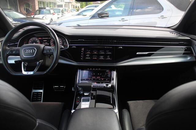 Audi Q8 55 TFSI quattro Pro Line Plus / Trekhaak / Panoramadak / 360Camera / Achterasbesturing / Softclose / 22'' / B&O / Sfeerverlichting / Dodehoek / DAB / Stoelverwarming / ACC