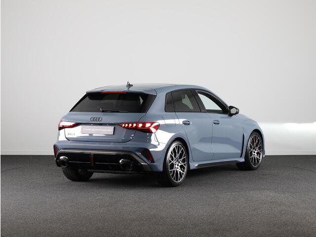 Audi RS3 Sportback 2.5 TFSI RS 3 quattro 400pk Panoramadak | RS-sportuitlaatsysteem | RS carbon glanszwart | topsnelheid 280 km/h | Adaptief onderstel
