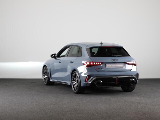 Audi RS3 Sportback 2.5 TFSI RS 3 quattro 400pk Panoramadak | RS-sportuitlaatsysteem | RS carbon glanszwart | topsnelheid 280 km/h | Adaptief onderstel