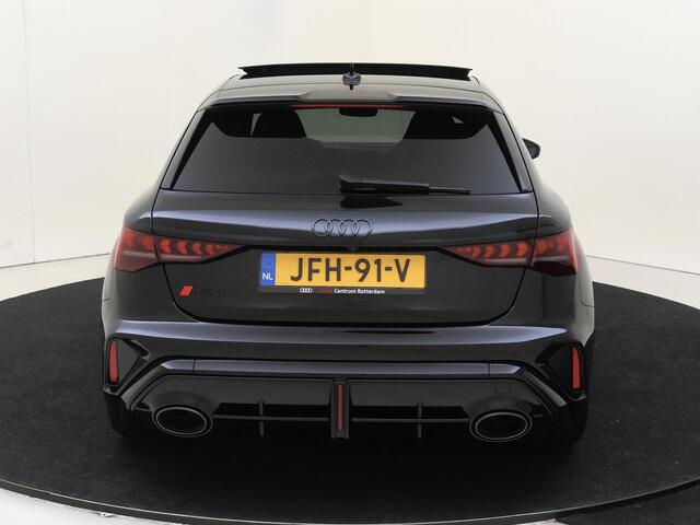Audi RS3 2.5 TFSI quattro | Panoramadak | RS-schaalstoelen | Head-op display | RS-sportuitlaat | SONOS audio | Parkeerassistent | Dodehoek detectie |