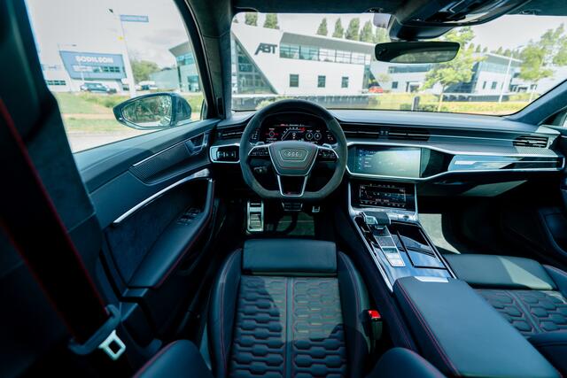 Audi RS6 Avant 4.0 TFSI ABT ABT HR22 Glossy Black | Audi Exclusive | Carbon optiek | Dynamic plus | Keramische remmen | Design pakket rood | Alcantara hemel | Panorama dak | Assistentiepakket plus B&O Premium audio | Carbon spiegels | Carnon interieur | HD Matrix 