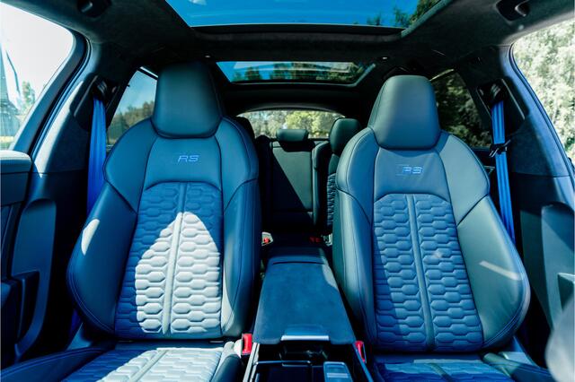 Audi RS6 Avant 4.0 TFSI quattro performance | B&O Advanced 3D | Dynamic plus incl. keramische remmen | RS design pakket blauw plus | Alcantara hemel | blauw carbon interieur | DRC | | Assistentiepakket plus | Panoramadak