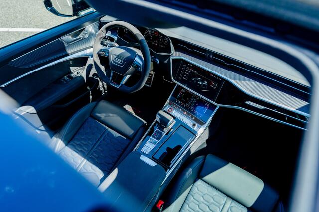 Audi RS6 Avant 4.0 TFSI quattro performance | B&O Advanced 3D | Dynamic plus incl. keramische remmen | RS design pakket blauw plus | Alcantara hemel | blauw carbon interieur | DRC | | Assistentiepakket plus | Panoramadak