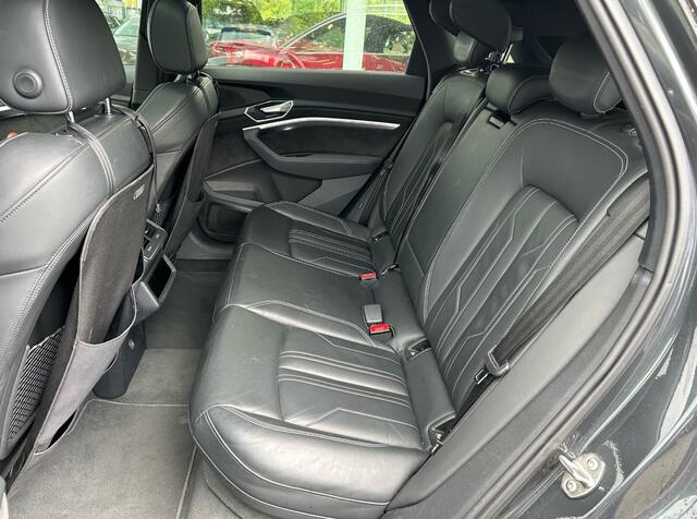 Audi e-tron e-tron 55 quattro advanced Pro Line Plus 95 kWh / Panoramadak / Camera / Head-up / 20'' / Luchtvering / B&O / Softclose / Keyless / DAB / Sportstoelen / Stoelverwarming / ACC