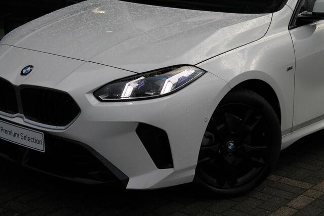 BMW 1-SERIE 120 High Executive M Sport Automaat / Sportstoelen / Stoelverwarming / M Adaptief onderstel / Adaptieve LED / Parking Assistant / Harman Kardon / Comfort Access