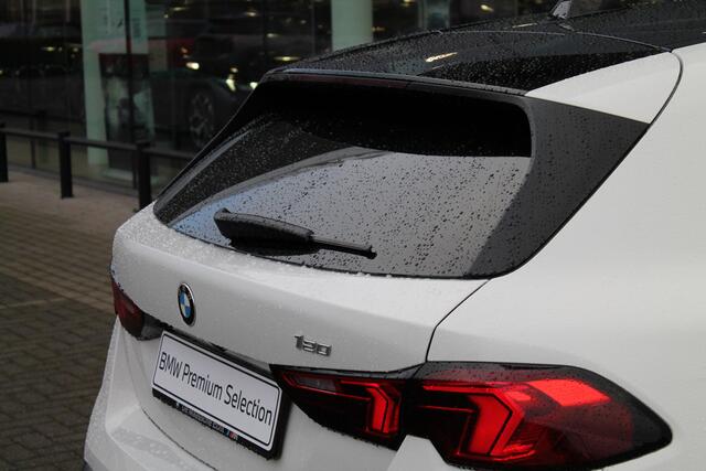 BMW 1-SERIE 120 High Executive M Sport Automaat / Sportstoelen / Stoelverwarming / M Adaptief onderstel / Adaptieve LED / Parking Assistant / Harman Kardon / Comfort Access