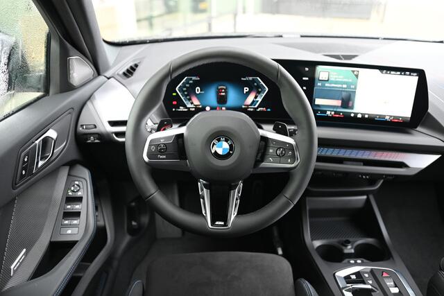 BMW 1-SERIE 120 M Sport Automaat / Sportstoelen / M Adaptief onderstel / Parking Assistant / Harman-Kardon / Stuurverwarming