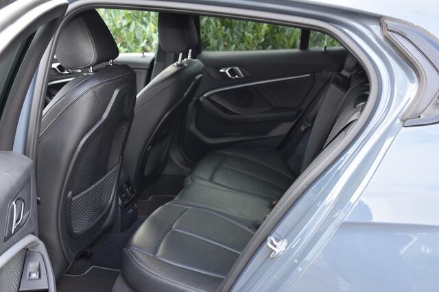 BMW 1-SERIE 118i High Executive | SPORTLEDER | TREKHAAK | STOEL/STUUR VERW