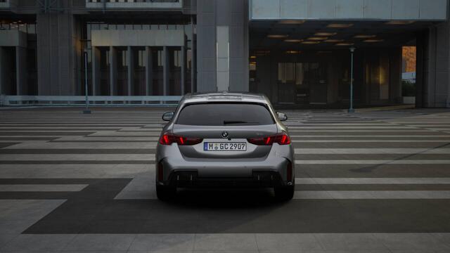 BMW 1-SERIE 120 M Sport Automaat / Sportstoelen / M Adaptief onderstel / Parking Assistant / Driving Assistant / Extra getint glas achter