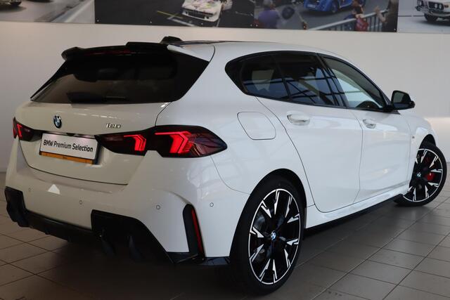 BMW 1-SERIE 5-deurs 120 M Sportpakket Pro | Innovation Pack | BMW Iconic Glow nierengrille