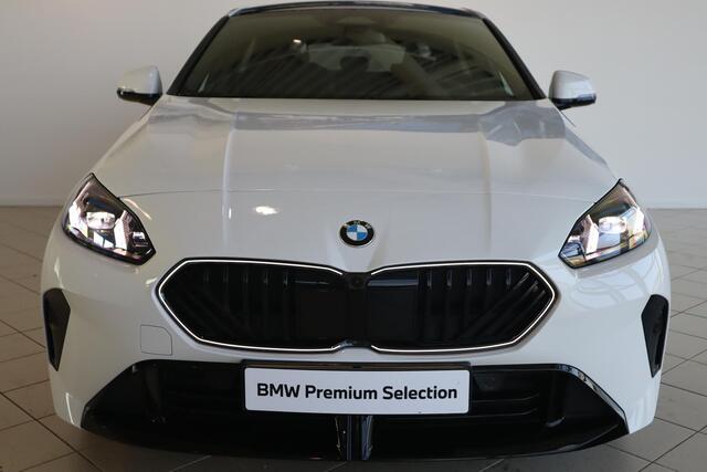 BMW 1-SERIE 5-deurs 120 M Sportpakket Pro | Innovation Pack | BMW Iconic Glow nierengrille