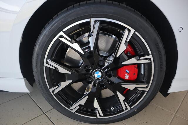 BMW 1-SERIE 5-deurs 120 M Sportpakket Pro | Innovation Pack | BMW Iconic Glow nierengrille