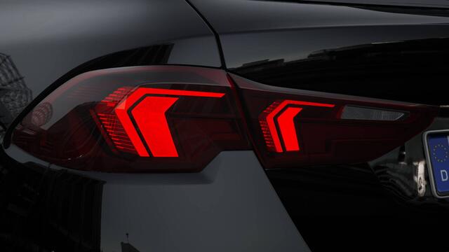 BMW 1-SERIE 120 M Sport Automaat / Sportstoelen / Adaptieve LED / M Adaptief onderstel / Comfort Access / Parking Assistant