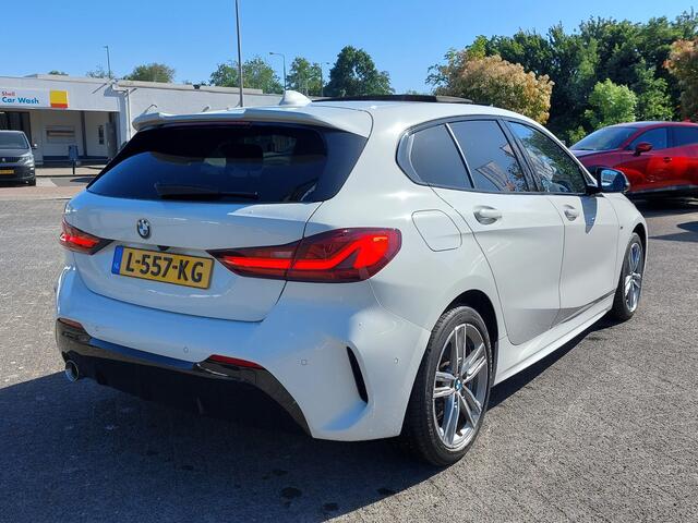 BMW 1-SERIE 116i Automaat Business Edition M-Sport | Navi | Apple Carplay+Android Auto | Clima | Cruise | Led Koplampen | Panorama Schuifdak | Pdc V+A+Camera | Licht+Regensensor | Privacy Glass | 17''lm