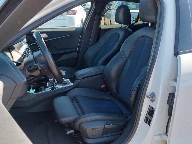 BMW 1-SERIE 116i Automaat Business Edition M-Sport | Navi | Apple Carplay+Android Auto | Clima | Cruise | Led Koplampen | Panorama Schuifdak | Pdc V+A+Camera | Licht+Regensensor | Privacy Glass | 17''lm