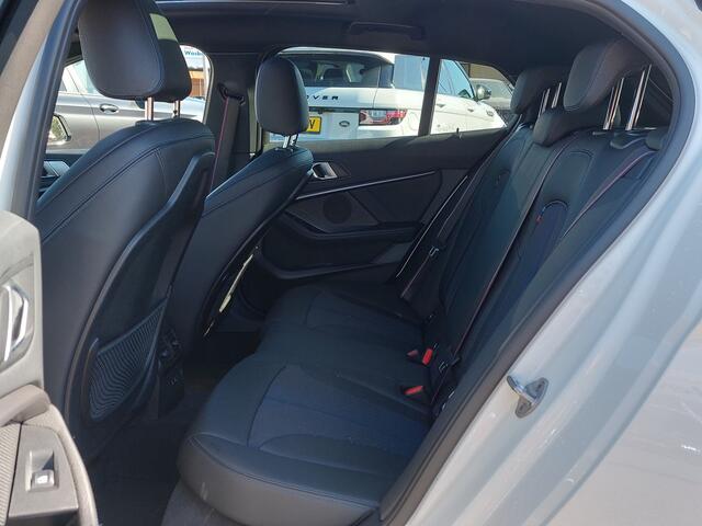 BMW 1-SERIE 116i Automaat Business Edition M-Sport | Navi | Apple Carplay+Android Auto | Clima | Cruise | Led Koplampen | Panorama Schuifdak | Pdc V+A+Camera | Licht+Regensensor | Privacy Glass | 17''lm