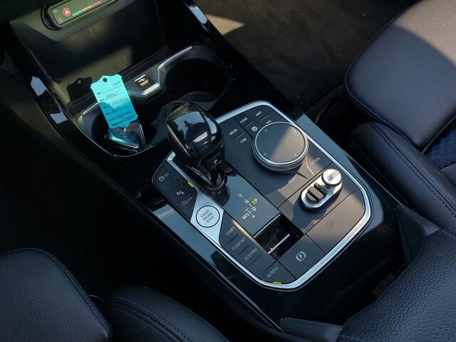 BMW 1-SERIE 116i Automaat Business Edition M-Sport | Navi | Apple Carplay+Android Auto | Clima | Cruise | Led Koplampen | Panorama Schuifdak | Pdc V+A+Camera | Licht+Regensensor | Privacy Glass | 17''lm