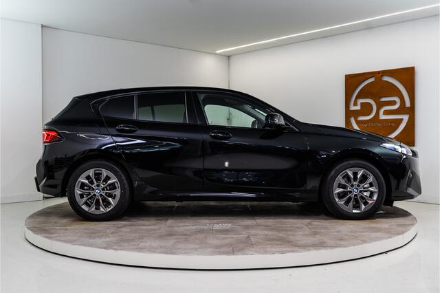 BMW 1-SERIE 120 Sport Premium 157PK | NIEUW 2025 PER DIRECT BESCHIKBAAR | Laser | Carplay | Comfort | Fabrieksgarantie