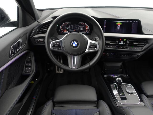 BMW 1-SERIE 118i M Sport Performance Aut- Carplay, Android Auto, Xenon Led, Sfeerverlichting, Stoelverwarming, Shadowline