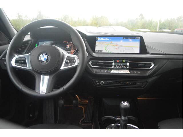 BMW 1-SERIE 118i Executive Sport Line / Panoramadak / Sportstoelen / LED / Parking Assistant / Parking Assistant / Live Cockpit Professional