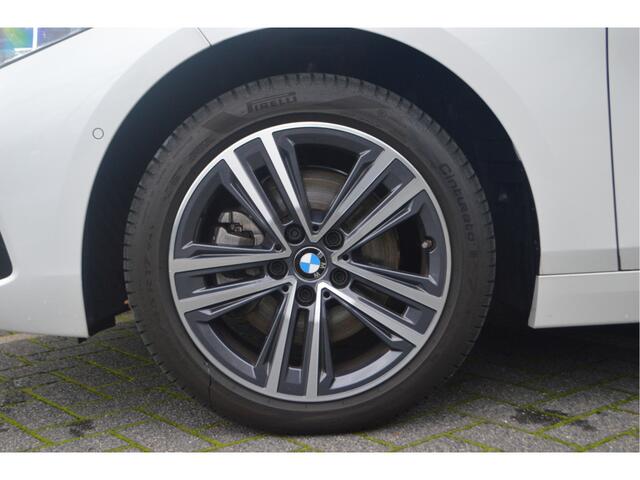 BMW 1-SERIE 118i Executive Sport Line / Panoramadak / Sportstoelen / LED / Parking Assistant / Parking Assistant / Live Cockpit Professional