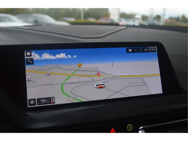 BMW 1-SERIE 118i Executive Sport Line / Panoramadak / Sportstoelen / LED / Parking Assistant / Parking Assistant / Live Cockpit Professional