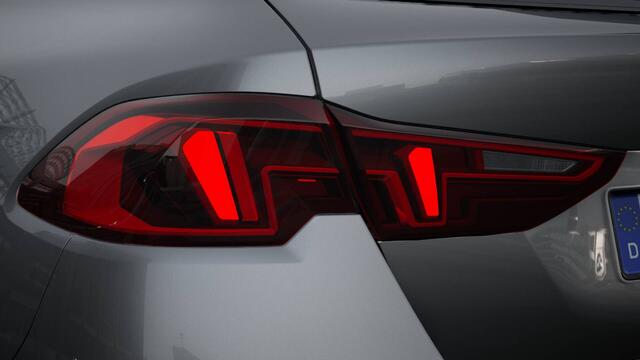 BMW 1-SERIE 120 M Sport Automaat / Sportstoelen / Achteruitrijcamera / M Adaptief onderstel / Parking Assistant / Stoelverwarming