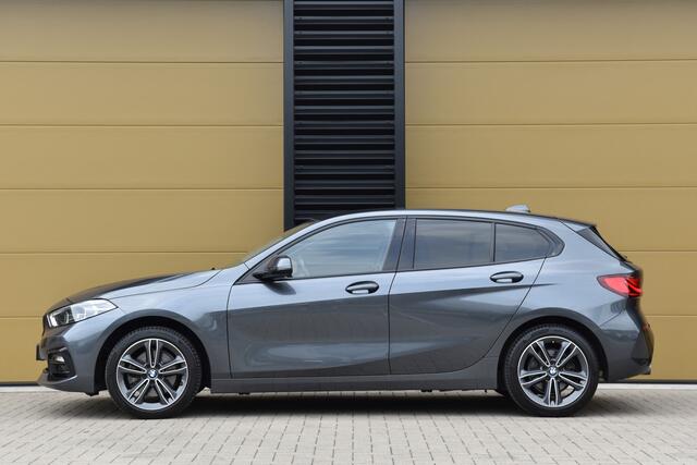 BMW 1-SERIE 118i Executive Edition * Sport line * Lichtpakket * Apple CarPlay * PDC *
