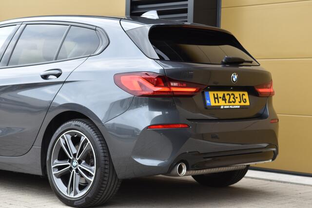 BMW 1-SERIE 118i Executive Edition * Sport line * Lichtpakket * Apple CarPlay * PDC *