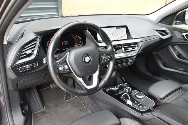 BMW 1-SERIE 118i Executive Edition * Sport line * Lichtpakket * Apple CarPlay * PDC *
