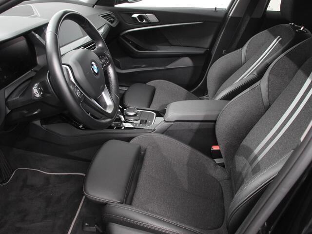 BMW 1-SERIE 118i Automaat Sportline Business Edition Climate control Navigatie Cruise control LED Parkeersensor achter Apple Carplay/ Android Auto