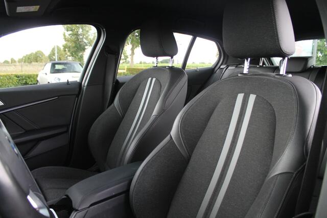 BMW 1-SERIE 118i Executive Sport Line Automaat / Sportstoelen / LED / Head-Up / Live Cockpit Professional / Cruise Control