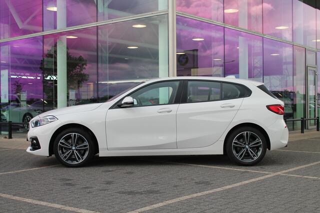 BMW 1-SERIE 118i Executive Sport Line Automaat / Sportstoelen / LED / Head-Up / Live Cockpit Professional / Cruise Control