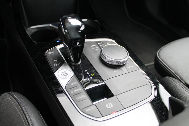 BMW 1-SERIE 118i Executive Sport Line Automaat / Sportstoelen / LED / Head-Up / Live Cockpit Professional / Cruise Control