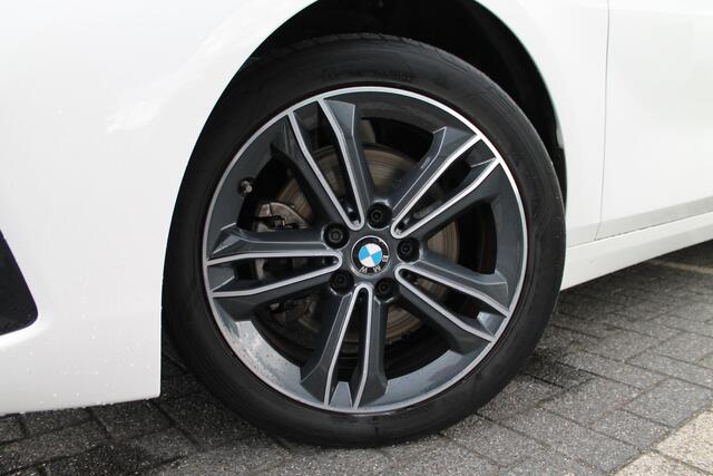 BMW 1-SERIE 118i Executive Sport Line Automaat / Sportstoelen / LED / Head-Up / Live Cockpit Professional / Cruise Control