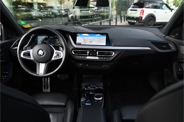 BMW 1-SERIE M135i xDrive High Executive Automaat / Panoramadak / Achteruitrijcamera / Comfort Access / M Sportonderstel / Live Cockpit Professional / Stoelverwarming