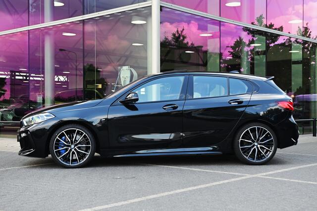 BMW 1-SERIE M135i xDrive High Executive Automaat / Panoramadak / Achteruitrijcamera / Comfort Access / M Sportonderstel / Live Cockpit Professional / Stoelverwarming