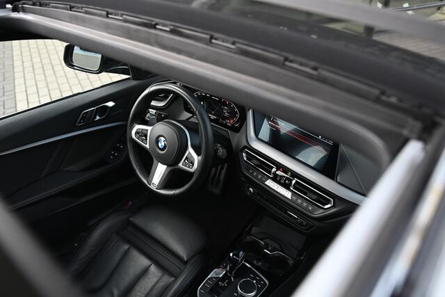 BMW 1-SERIE M135i xDrive High Executive Automaat / Panoramadak / Achteruitrijcamera / Comfort Access / M Sportonderstel / Live Cockpit Professional / Stoelverwarming