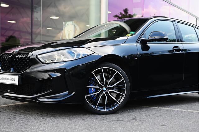 BMW 1-SERIE M135i xDrive High Executive Automaat / Panoramadak / Achteruitrijcamera / Comfort Access / M Sportonderstel / Live Cockpit Professional / Stoelverwarming