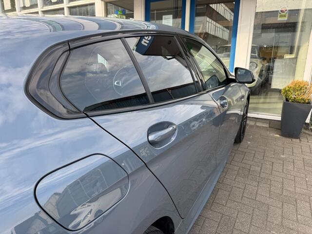 BMW 1-SERIE 118i High Executive I Rood interieur I Apple Carplay/Android Auto