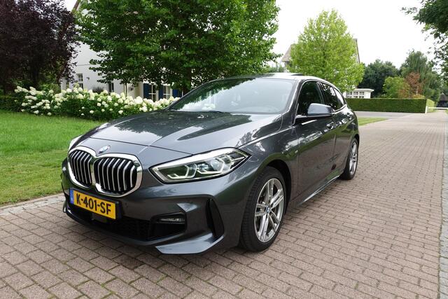 BMW 1-SERIE 118i High Executive M-Sport | Panodak | Stoelverw. | LED | DAB | Camera |