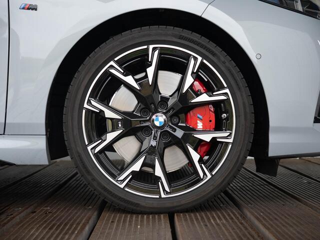 BMW 1-SERIE 120 | M Sportpakket Pro | Premium Pack | Verwarmd Stuurwiel | Comfort Access | Achteruitrijcamera | Panoramadak | Isofix | Stoelverwarming | Harman-Kardon | Parking Assistant | 19''