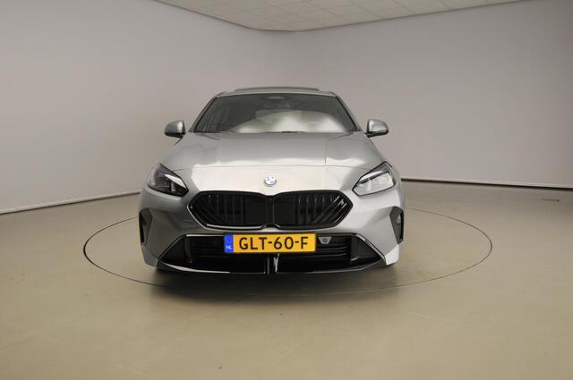 BMW 1-SERIE 120 M-Sportpakket / Panoramadak / Sportstoelen / Harman-Kardon / Park assist / Alu wielen 18 inch